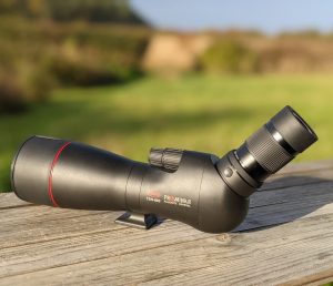 Kowa-sport-optics-nature-TSN-883-Black-Edition-avec-une-oculaire-TE-11WZ-25-60x-et-un-stay-on-case-neoprene-noir-1.jpg Kowa TSN-883 Black Edition TE-11WZ 25-60x (OCCASION)