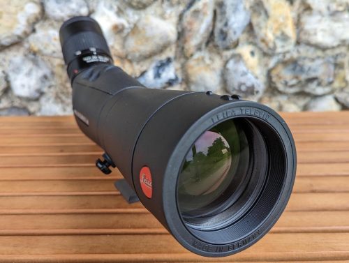 Leica-APO-Televid-65-avec-un-vrai-boitier-Leica-1.jpg Longue-vue APO-Televid 65 vision coudée + oculaire zoom 25-50x Ww